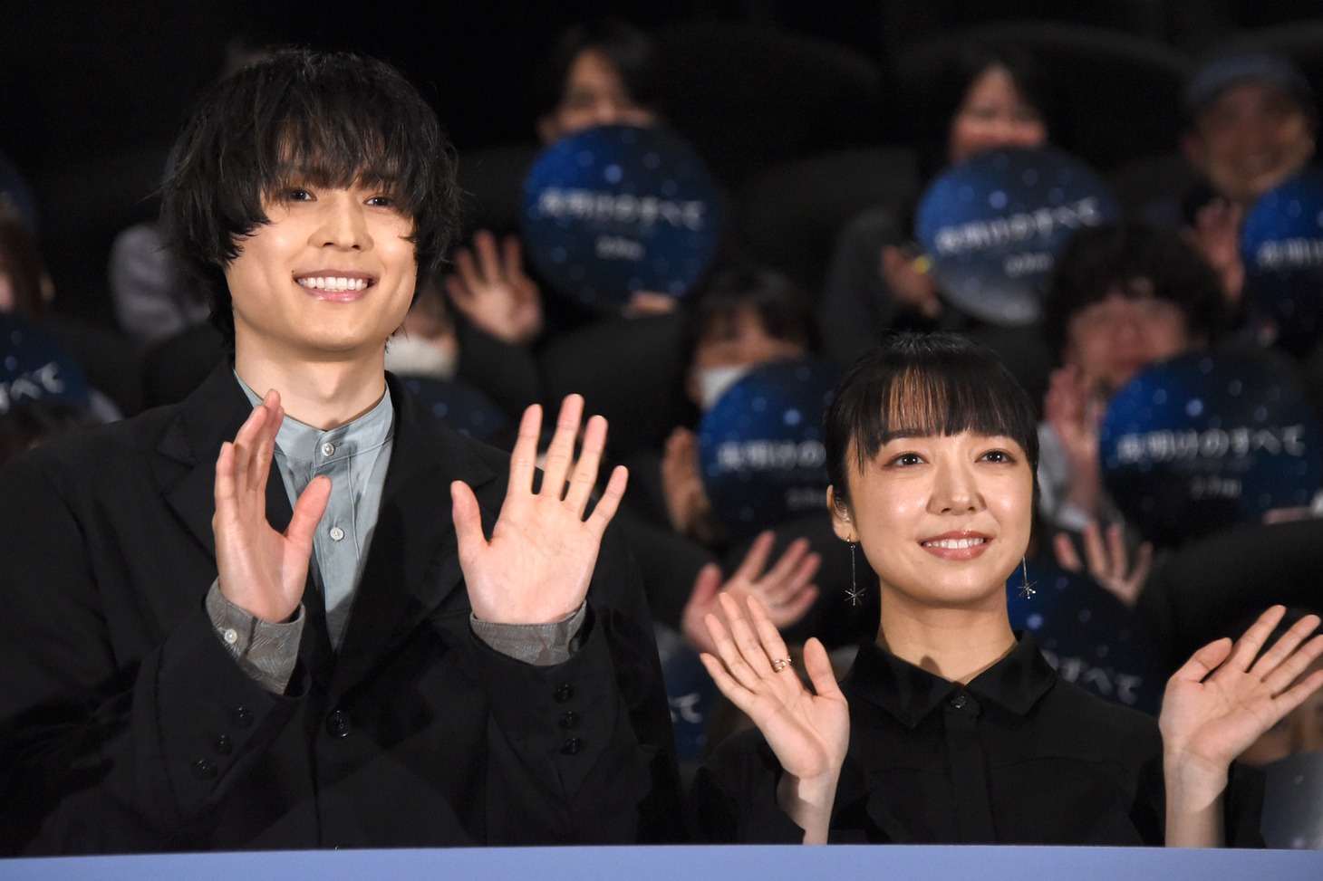 「夜明けのすべて」同僚参加限定試写イベントの様子。左から松村北斗、上白石萌音。