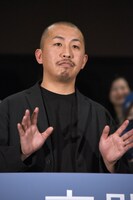 ムービーカメラに手を振る三宅唱。