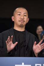 ムービーカメラに手を振る三宅唱。