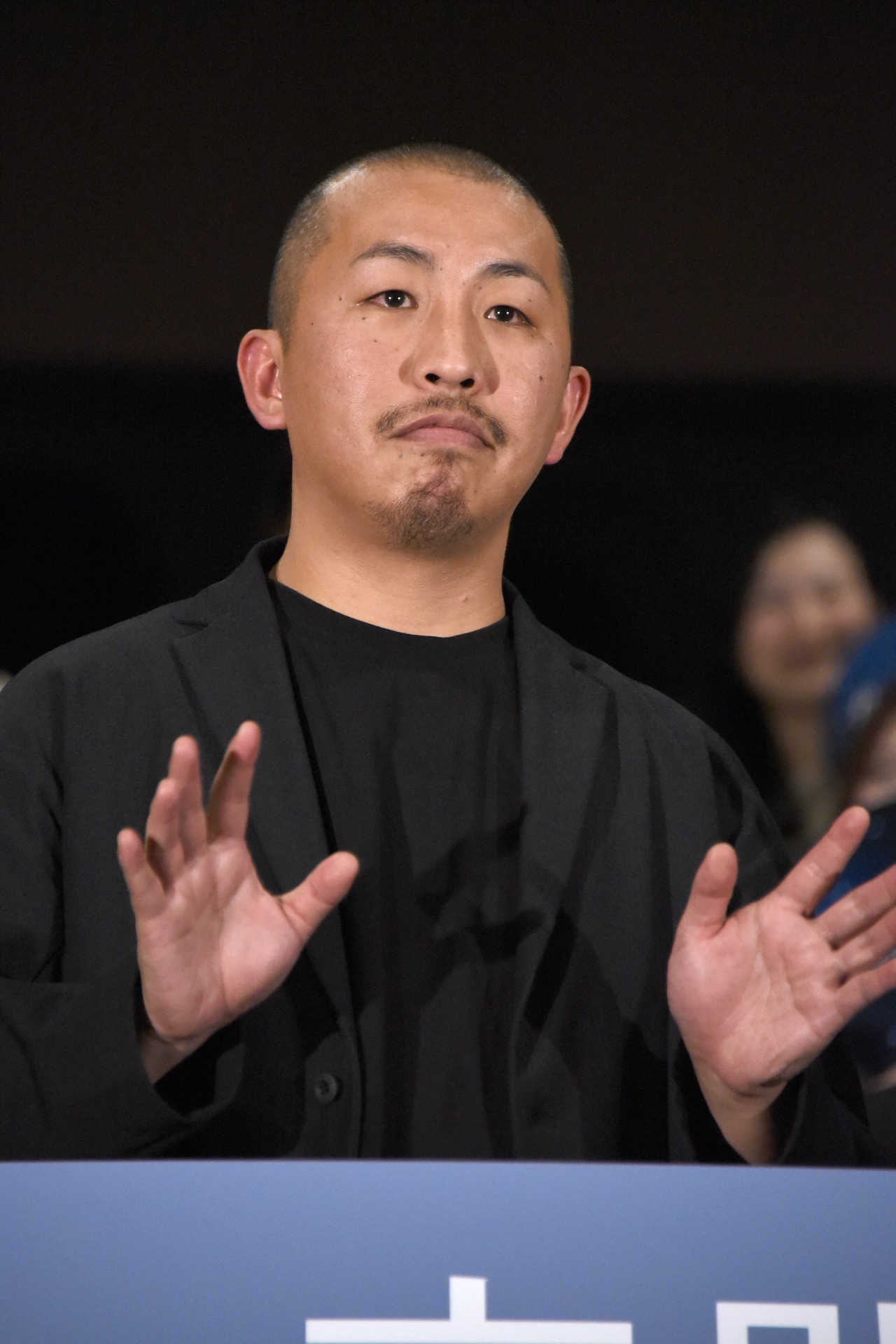 ムービーカメラに手を振る三宅唱。