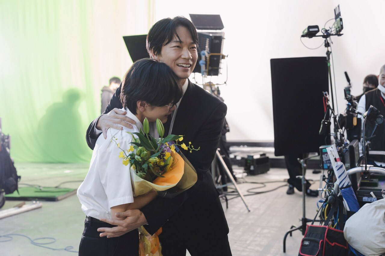 綾野剛が涙する齋藤潤をハグ、「カラオケ行こ！」メイキングカット到着