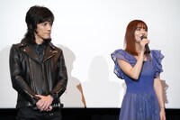 左から半田健人、芳賀優里亜。