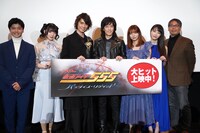 「仮面ライダー555 20th パラダイス・リゲインド」初日舞台挨拶の様子。