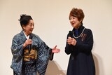 磯村みどり（左）にツッコミを入れられる松木路子（右）。