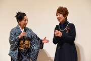 磯村みどり（左）にツッコミを入れられる松木路子（右）。