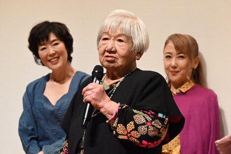 寺島しのぶ（左）、東ちづる（右）に見守られる山田火砂子（中央）。