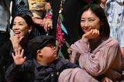 映画「わたしのかあさん ―天使の詩―」完成披露舞台挨拶に出席した常盤貴子（右）。