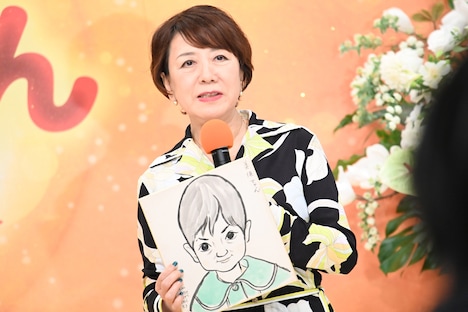 やなせたかしが描いた自身の似顔絵を紹介する中園ミホ。