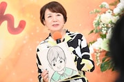 やなせたかしが描いた自身の似顔絵を紹介する中園ミホ。