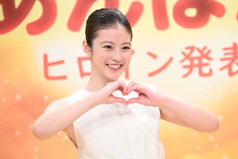 好きなキャラクターであるドキンちゃんにちなみ、ハートのポーズをする今田美桜。