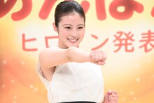 アンパンチする今田美桜。