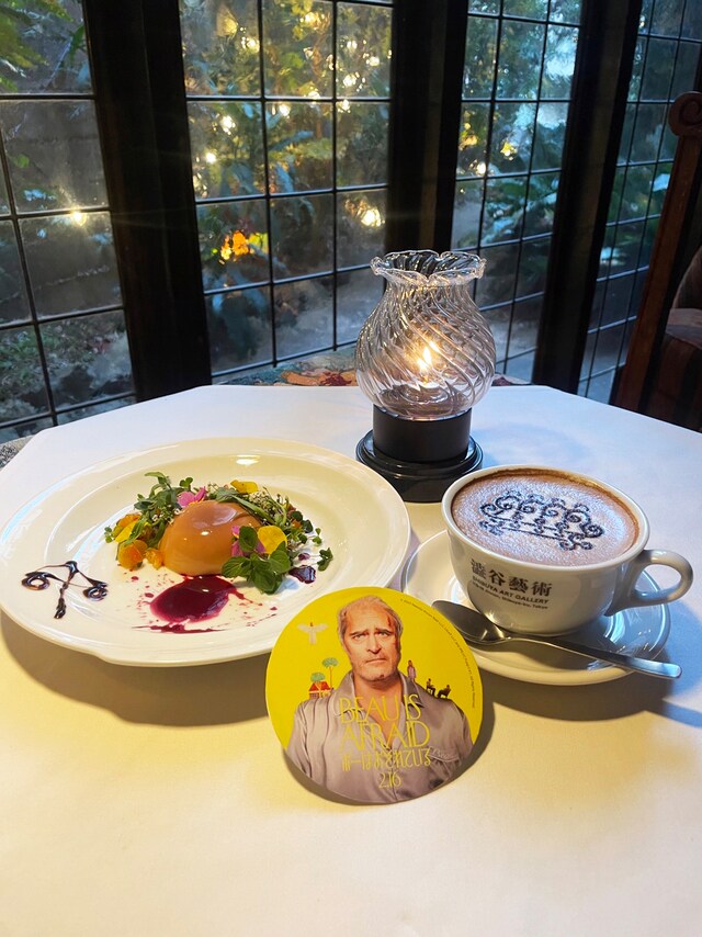 東京・RISTORO神南にて期間限定で販売される「ペイモンのシジルラテ」「ホルガ村の生贄ババロア」。