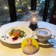 ババロアから“血”が流れ出す「ボーはおそれている」公開記念コラボメニュー発表