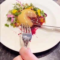 「ホルガ村の生贄ババロア」からブラッドオレンジソースが流れ出す様子。