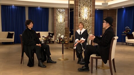 左から斎藤工、山口智子、リリー・フランキー。