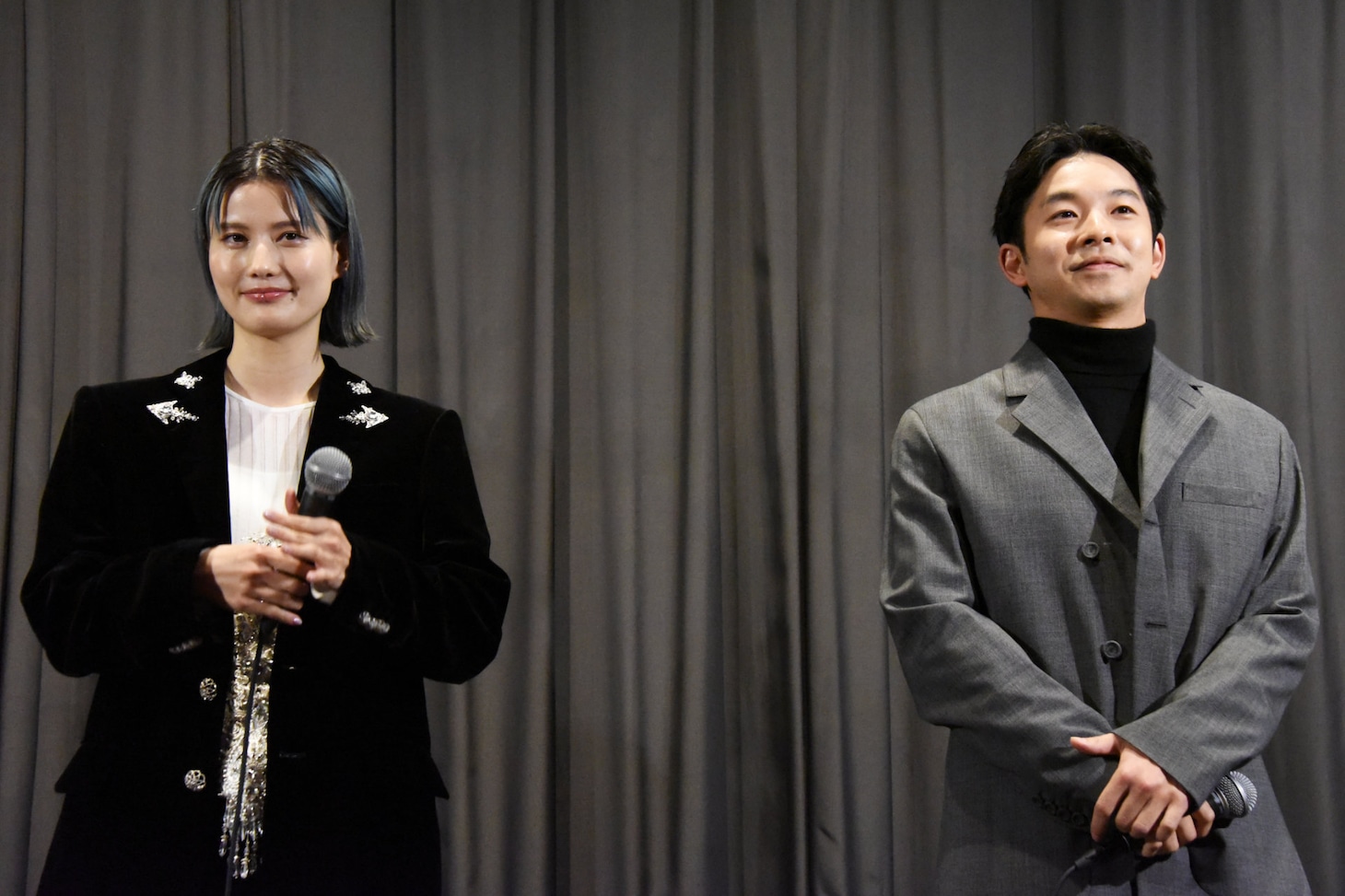 左から橋本愛、仲野太賀。