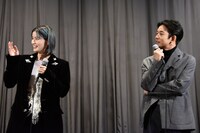 左から橋本愛、仲野太賀。
