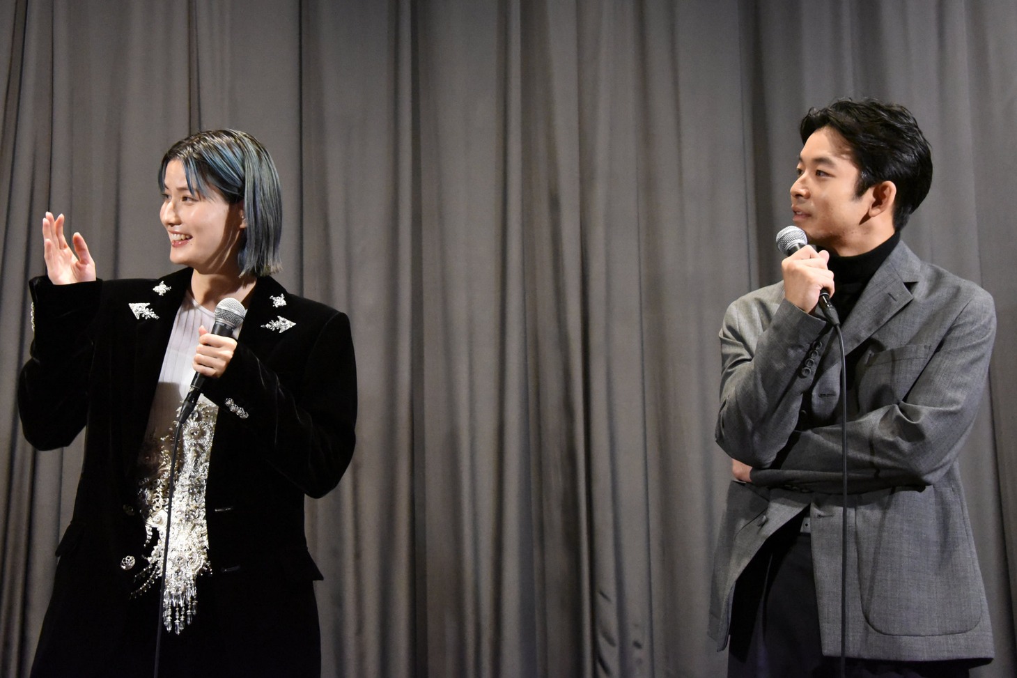 左から橋本愛、仲野太賀。