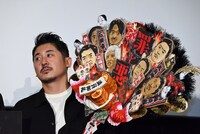 友人が制作したという「罪と悪」の“顔クッキー”付き熊手を持つ齊藤勇起。