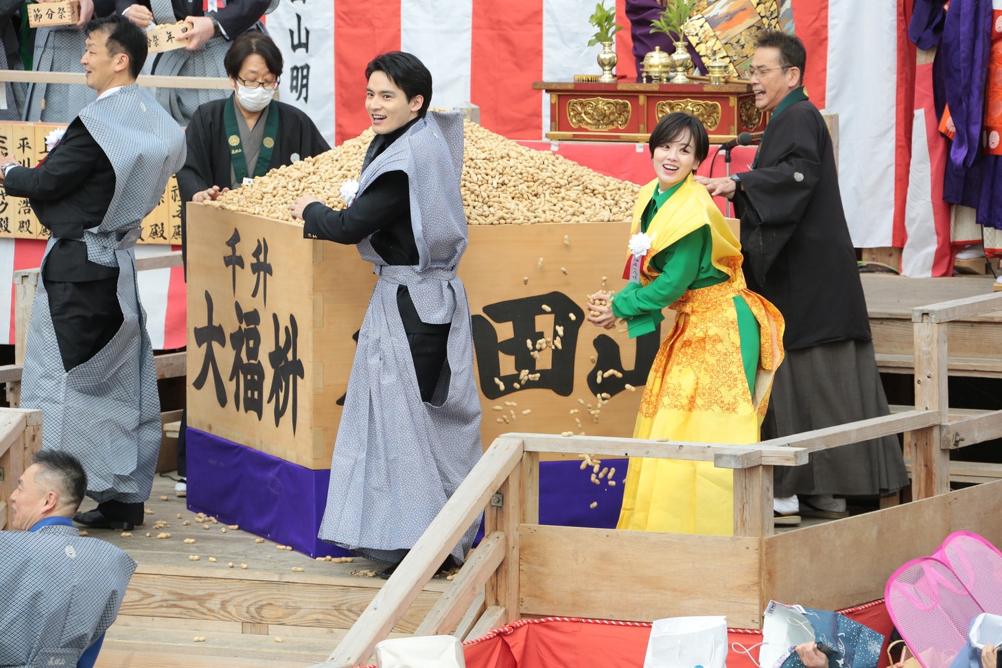 豆まき式に登場した水上恒司（手前左）と伊原六花（手前右）。後ろは、日本一の大きさを誇る「千升大福枡」に入った大量の豆。