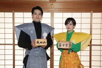 手持ちサイズの枡を持った水上恒司（左）と伊原六花（右）。