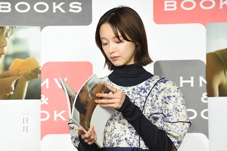 お気に入りの1枚を探す加藤小夏。