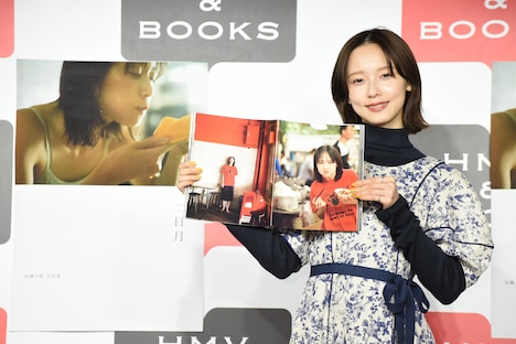 お気に入りのページを開く加藤小夏。