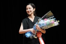 「バカ塗りの娘」で第45回ヨコハマ映画祭の最優秀新人賞を受賞した堀田真由。