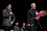 「せかいのおきく」で第45回ヨコハマ映画祭の美術賞を受賞した原田満生（右）と、祝福に駆け付けた監督の阪本順治（左）。