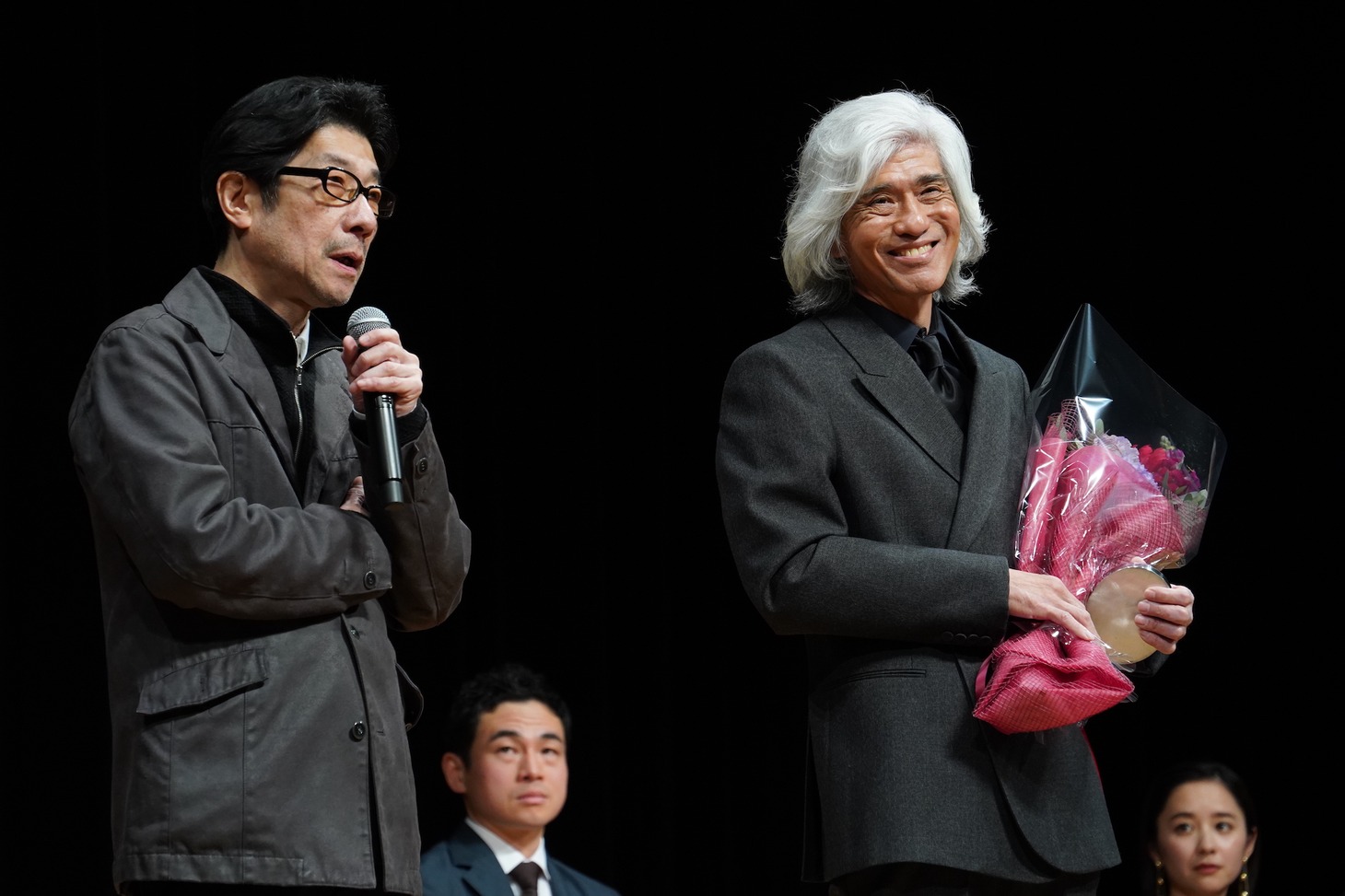 第45回ヨコハマ映画祭の助演男優賞を受賞した佐藤浩市（右）と、祝福に駆け付けた映画監督の阪本順治（左）。