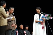 第45回ヨコハマ映画祭の助演女優賞を受賞した中村久美（右）と、祝福に駆け付けた「高野豆腐店の春」の監督である三原光尋（左）。
