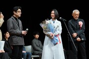 左から「せかいのおきく」の監督を務めた阪本順治、主演を務めた黒木華、企画プロデューサー・美術監督を務めた原田満生。
