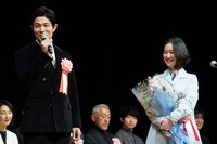 第45回ヨコハマ映画祭の表彰式の様子。左から鈴木亮平、黒木華。