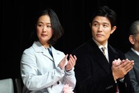 左から黒木華、鈴木亮平。