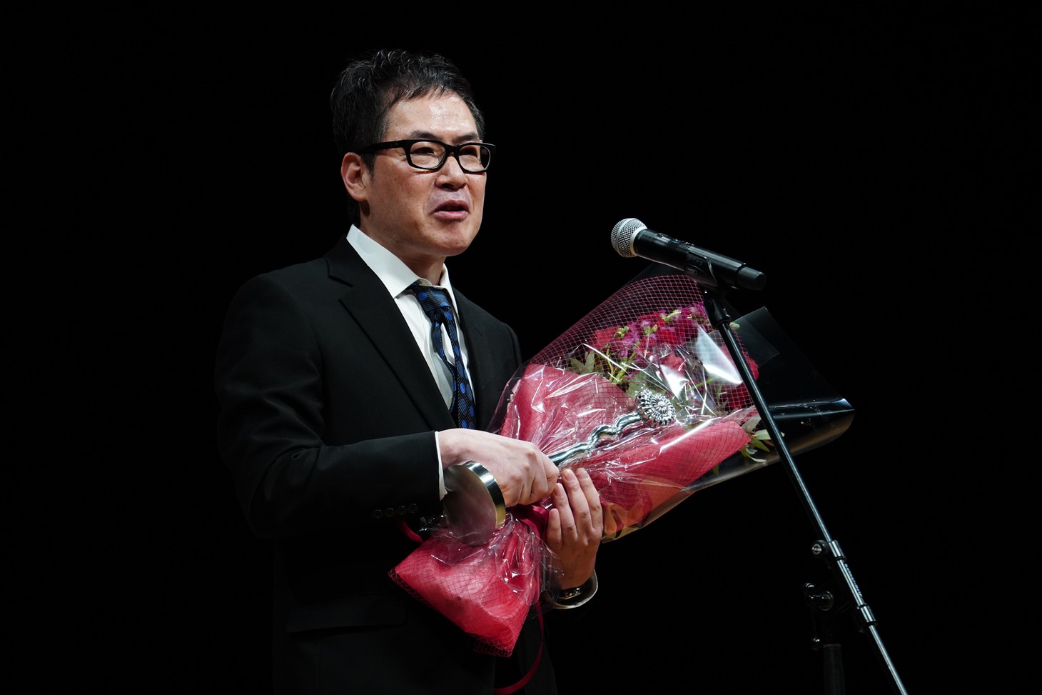 「そばかす」で第45回ヨコハマ映画祭の脚本賞を受賞したアサダアツシ。