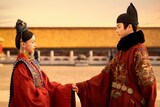 中国ドラマ「尚食（しょうしょく）～美味なる恋は紫禁城で～」場面写真より、左からウー・ジンイエン（呉謹言）演じる姚子衿、シュー・カイ（許凱）演じる朱瞻基。