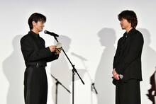 綾野剛（右）に感謝の手紙を読む齋藤潤（左）。