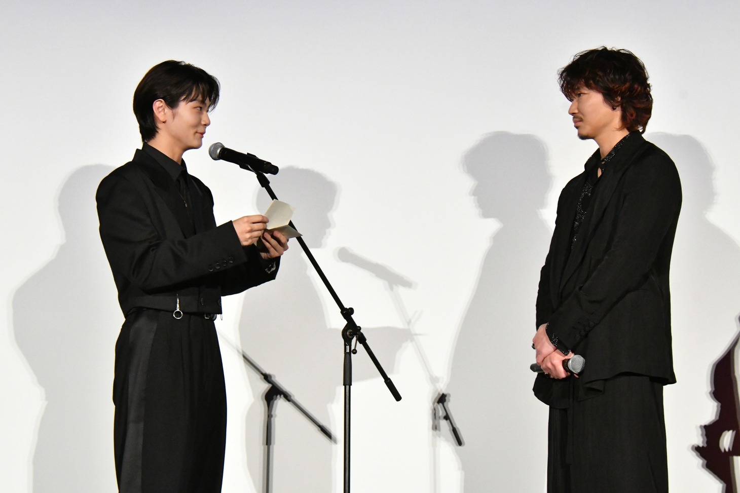 綾野剛（右）に感謝の手紙を読む齋藤潤（左）。