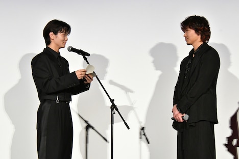 綾野剛（右）に感謝の手紙を読む齋藤潤（左）。