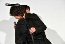 綾野剛（右）が齋藤潤（左）にハグ。