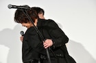 綾野剛、感謝の手紙を読んだ齋藤潤をハグ「成長をずっと見守っていきたい」