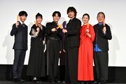 映画「カラオケ行こ！」大ヒット御礼舞台挨拶の様子。左から後聖人、八木美樹、齋藤潤、綾野剛、坂井真紀、宮崎吐夢。