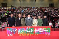 左から青山貴洋、宮世琉弥、高橋恭平、佐々木蔵之介、齋藤飛鳥、木村多江、津田健次郎。
