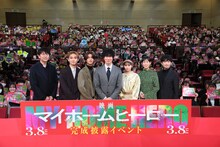 左から青山貴洋、宮世琉弥、高橋恭平、佐々木蔵之介、齋藤飛鳥、木村多江、津田健次郎。