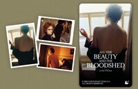 「美と殺戮のすべて」ポストカード3枚セット付きムビチケカード（イメージ）。