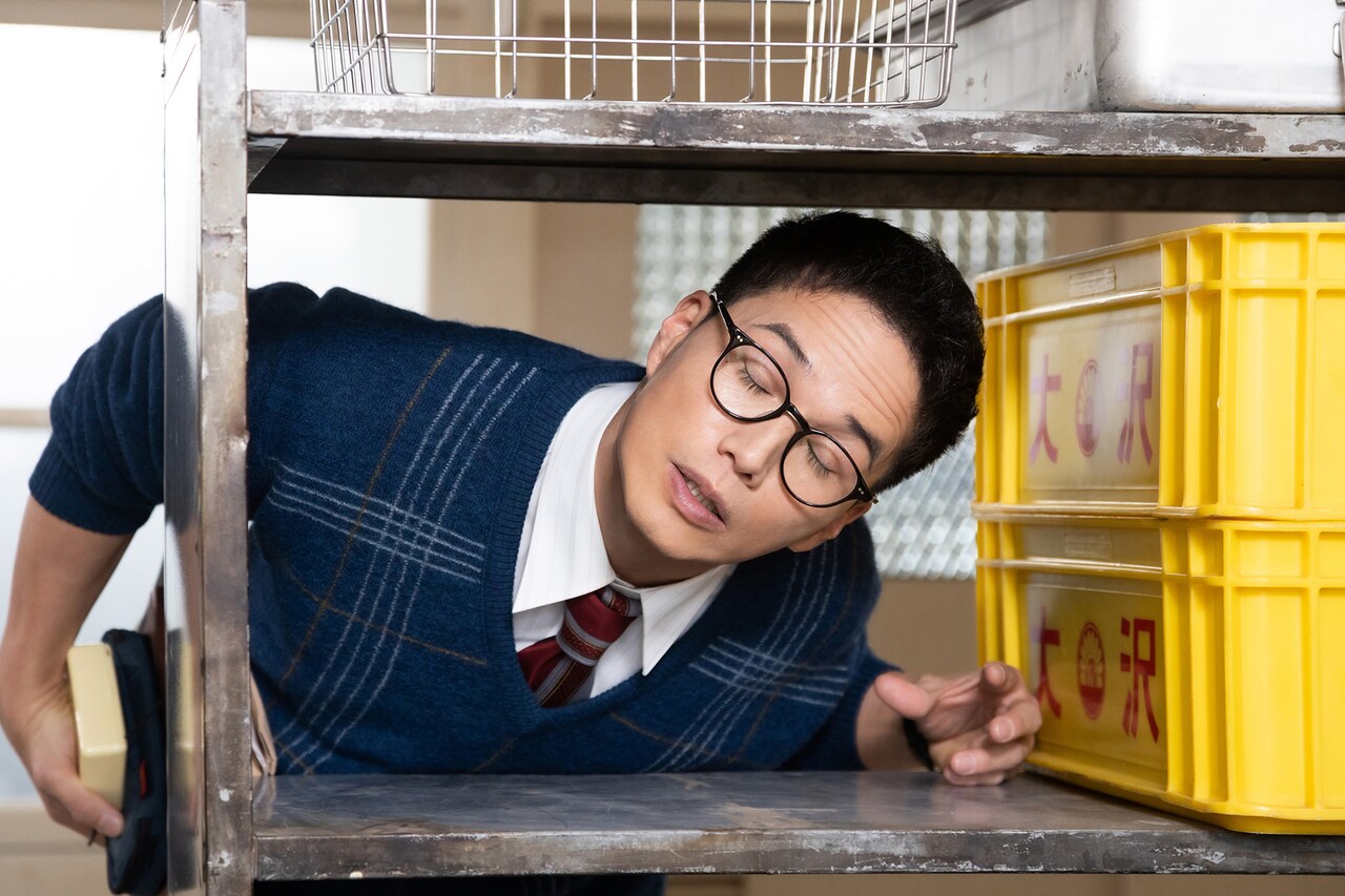 市原隼人、祝37歳！甘利田幸男が匂いに誘われる劇場版「おいしい給食」新写真