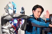 左からウルトラマンブレーザー、蕨野友也。