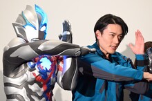 左からウルトラマンブレーザー、蕨野友也。