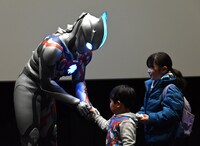 男の子と握手をするウルトラマンブレーザー（左）。