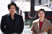 左から大沢たかお、上戸彩。